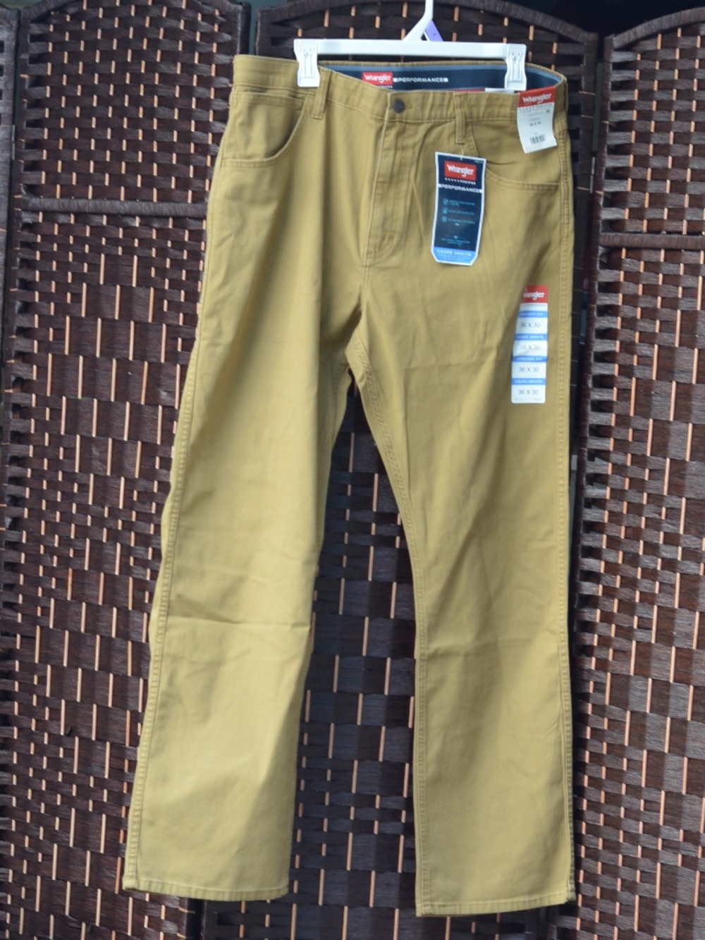 Men's Wrangler Straight Fit Jeans 36 x 30. NWT